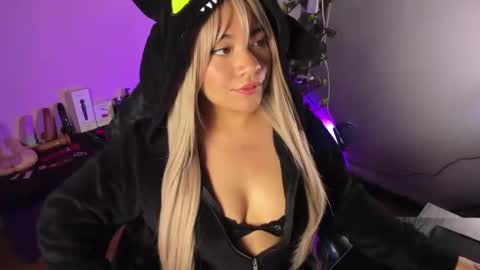 Snapshot of jade_brown_ chatting on 11.09.25 Jade online show from 11.09.25