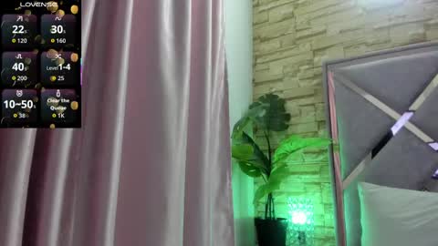 jade white  online show from 09.22.25