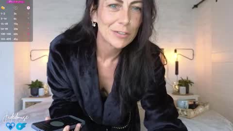 Snapshot of jadedmuse chatting on 09.11.25 Jade online show from 09.11.25