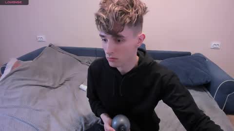 Snapshot of james_mil chatting on 03.08.25 James online show from 03.08.25