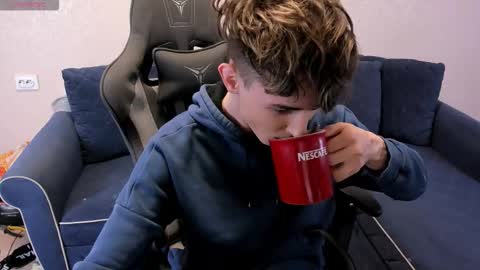 Snapshot of james_mil chatting on 09.18.25 James online show from 09.18.25