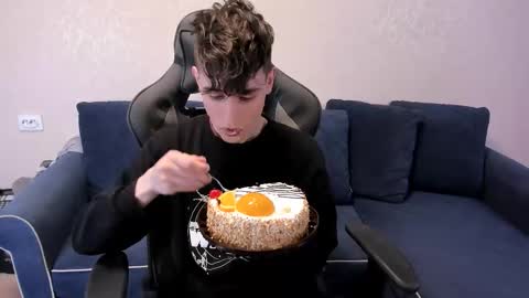 Snapshot of james_mil chatting on 11.04.25 James online show from 11.04.25