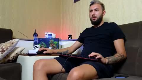 Snapshot of jamienoxus chatting on 09.11.25 Robbie online show from 09.11.25