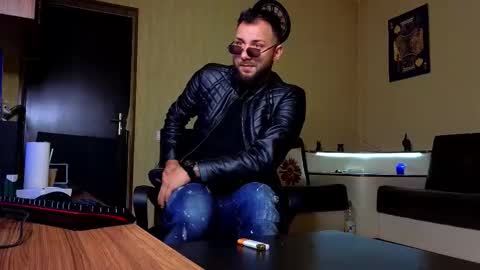 Snapshot of jamienoxus chatting on 10.14.25 Robbie online show from 10.14.25