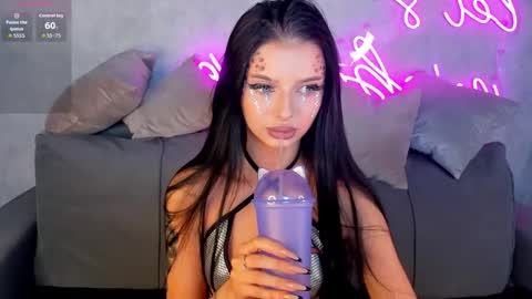 Snapshot of jane_johnston chatting on 10.31.25 Eva online show from 10.31.25