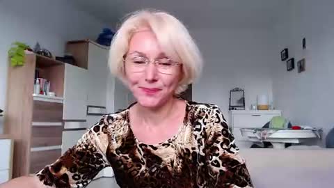 Snapshot of jasmin18v chatting on 06.14.26 Jasmin room for people 40 online show from 06.14.26
