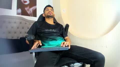 Snapshot of jeff_nick chatting on 11.03.25 Jeff Nick online show from 11.03.25