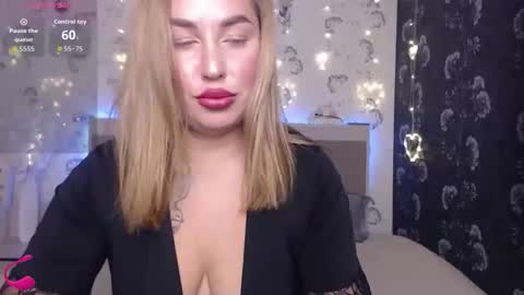 Snapshot of jemalia chatting on 12.20.25 Alice online show from 12.20.25