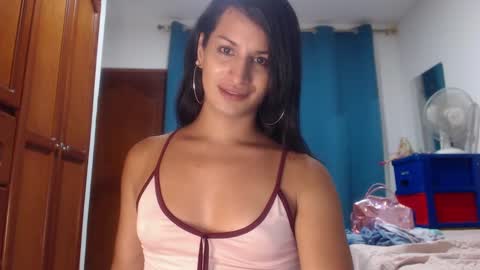 Snapshot of jennifer_t chatting on 03.10.25 jennifer_t online show from 03.10.25