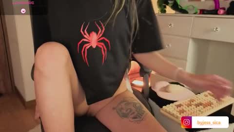 Snapshot of jessica__04 chatting on 11.09.25 jessica__04 online show from 11.09.25