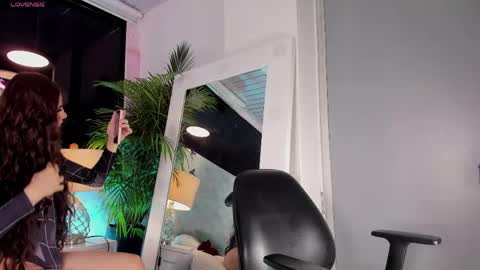 Snapshot of jessicameron chatting on 05.05.26 JESSI AND NAOMI online show from 05.05.26
