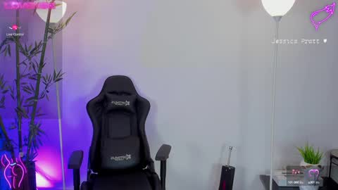 Snapshot of jessicapratt chatting on 02.19.25 Jessica Pratt IG jessicaxpratt online show from 02.19.25