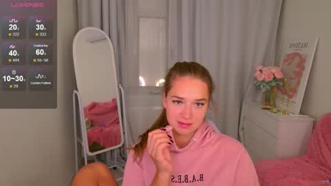 Snapshot of jessiestarz chatting on 10.01.25 Jessi online show from 10.01.25