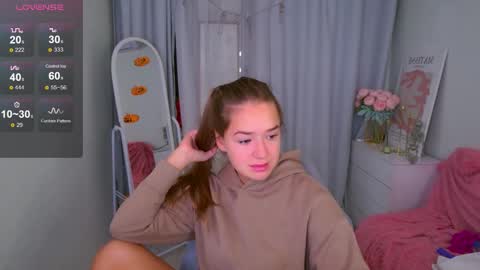 Snapshot of jessiestarz chatting on 10.14.25 Jessi online show from 10.14.25