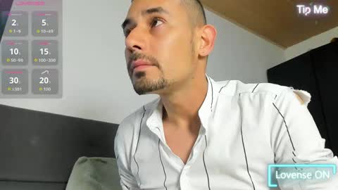 Snapshot of jhonyalzate chatting on 04.28.26 Jhony Alzate online show from 04.28.26