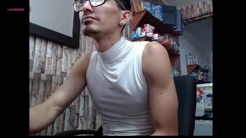 Snapshot of jhosuamoore2 chatting on 05.16.26 jhosuamoore2 online show from 05.16.26