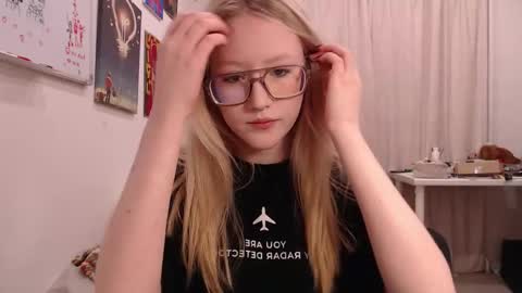 Snapshot of joan_kiss chatting on 10.03.25 joan_kiss online show from 10.03.25