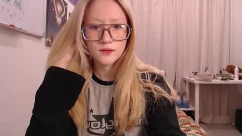 Snapshot of joan_kiss chatting on 10.17.25 joan_kiss online show from 10.17.25