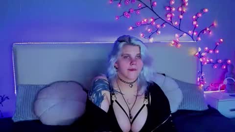 Snapshot of joannlowes chatting on 09.10.25 Joann online show from 09.10.25