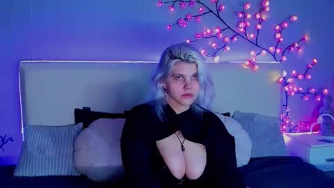 Snapshot of joannlowes chatting on 09.11.25 Joann online show from 09.11.25