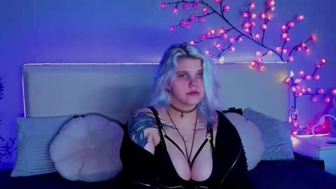 Snapshot of joannlowes chatting on 09.19.25 Joann online show from 09.19.25