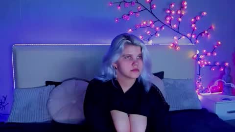 Snapshot of joannlowes chatting on 09.20.25 Joann online show from 09.20.25