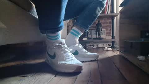 Snapshot of jobbeduval chatting on 02.03.25 GUILLAUME feet and socks online show from 02.03.25