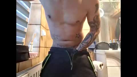 Snapshot of johnlong25cm chatting on 12.26.24 johnlong25cm online show from 12.26.24