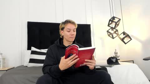 Jonathan Danielss  online show from 02.12.25