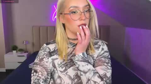 Snapshot of joyfuljasmine chatting on 10.16.25 Vickie online show from 10.16.25