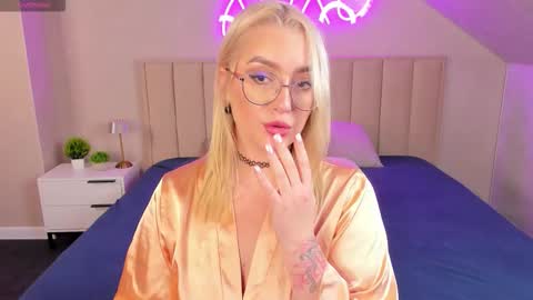 Snapshot of joyfuljasmine chatting on 10.17.25 Vickie online show from 10.17.25