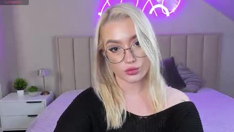 Snapshot of joyfuljasmine chatting on 10.18.25 Vickie online show from 10.18.25