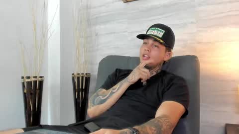 Snapshot of juan_alvarez18 chatting on 02.19.25 juan_alvarez18 online show from 02.19.25