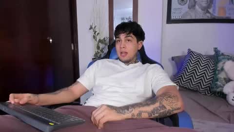 Snapshot of juan_alvarez18 chatting on 11.19.25 juan_alvarez18 online show from 11.19.25