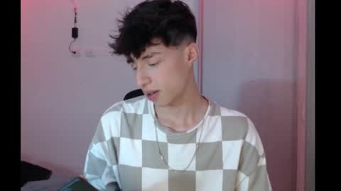 Snapshot of juanmres chatting on 11.23.25 juanmres online show from 11.23.25