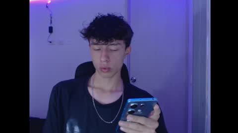 Snapshot of juanmres chatting on 12.22.25 juanmres online show from 12.22.25