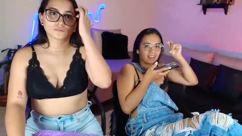 Snapshot of jules_n_gia chatting on 02.21.25 Jules and Gia online show from 02.21.25