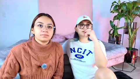 Snapshot of jules_n_gia chatting on 09.25.25 Jules and Gia online show from 09.25.25