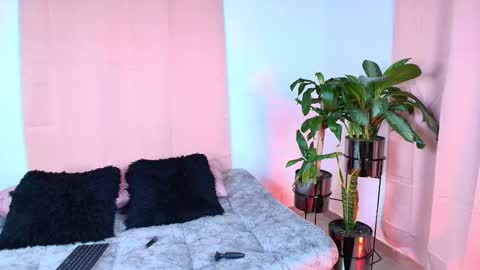 Snapshot of jules_n_gia chatting on 09.29.25 Jules and Gia online show from 09.29.25