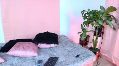 Snapshot of jules_n_gia chatting on 09.30.25 Jules and Gia online show from 09.30.25