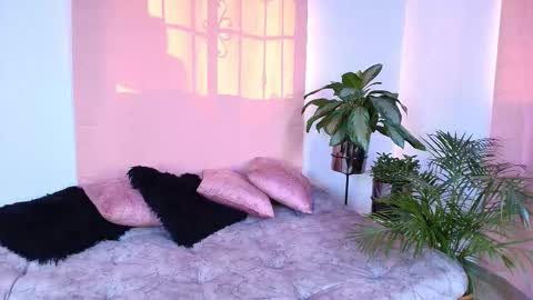 Snapshot of jules_n_gia chatting on 11.17.25 Jules and Gia online show from 11.17.25