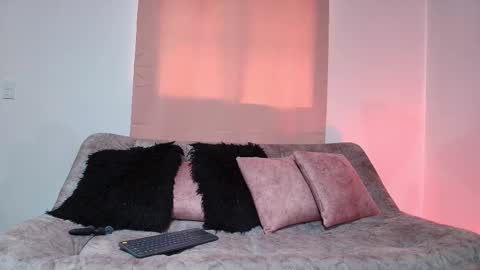 Snapshot of jules_n_gia chatting on 11.20.25 Jules and Gia online show from 11.20.25