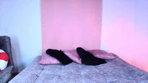 Snapshot of jules_n_gia chatting on 11.24.25 Jules and Gia online show from 11.24.25