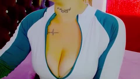 Snapshot of juli_69 chatting on 10.29.25 Juliana Torres online show from 10.29.25