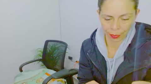 Snapshot of juli_69 chatting on 12.19.25 Juliana Torres online show from 12.19.25