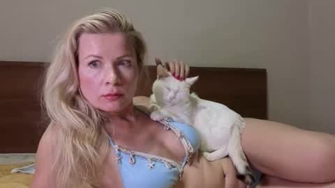 julia_giulia online show from 10.09.25