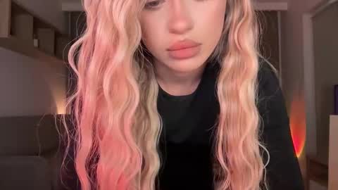 Julia R Le online show from 10.15.25