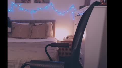 julialiones online show from 01.28.25