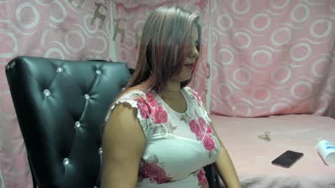 Snapshot of julianasalazar chatting on 01.23.25 camila online show from 01.23.25