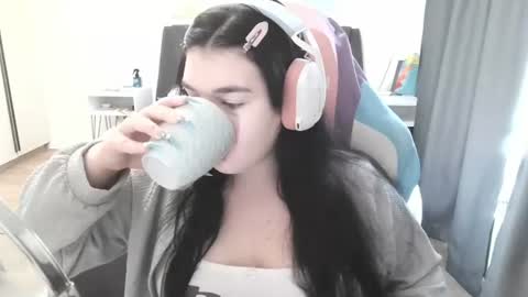 Snapshot of julianesanzo chatting on 06.19.26 MIa online show from 06.19.26